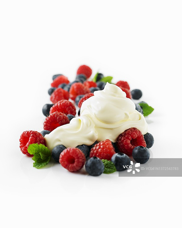 新鲜浆果法式鲜奶油图片素材