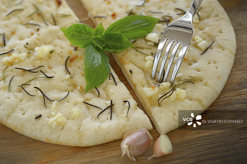 大蒜、橄榄油和迷迭香披萨面包图片素材