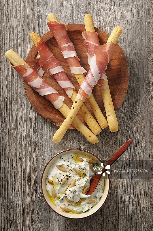 配帕尔玛火腿和松子酱的意大利面包棒图片素材