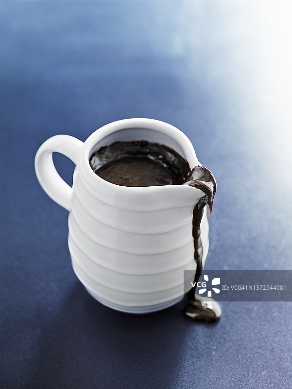 白壶中的巧克力酱图片素材