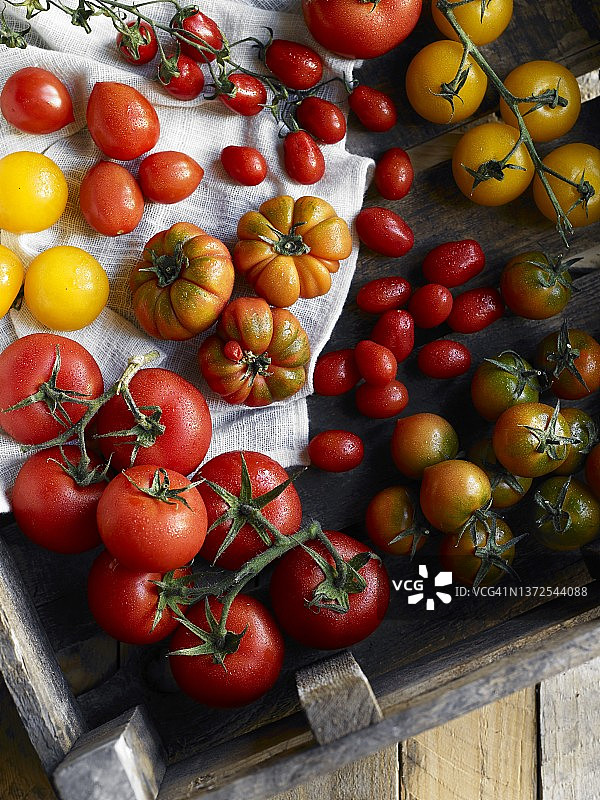 木箱里的各种番茄图片素材