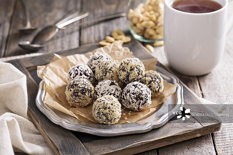 盘子里的健康松露花生糖图片素材