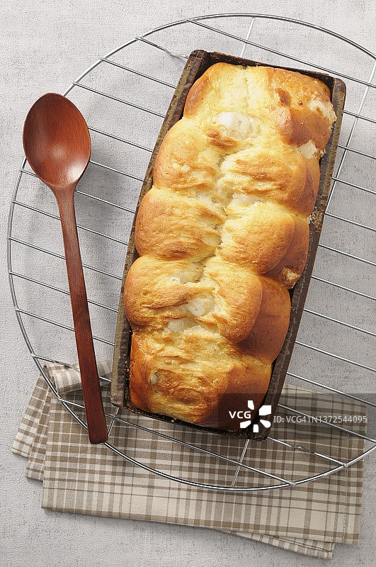 面包罐中的奶油面包图片素材