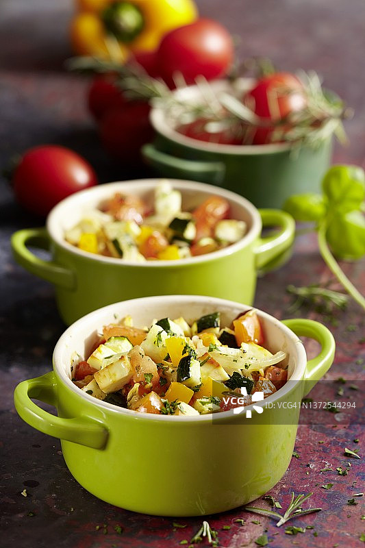 搭配绵羊奶酪的蔬菜砂锅图片素材