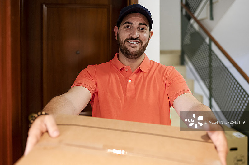 配送员向住户派送包裹图片素材