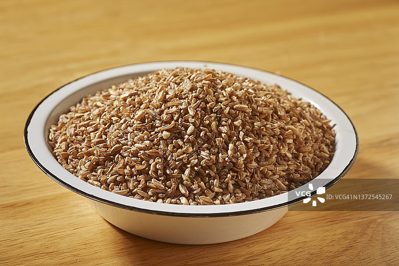 搪瓷碗里的麦粒图片素材