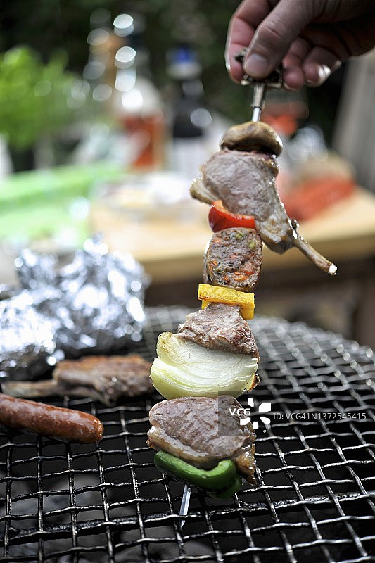 烤肉串配青椒和洋葱图片素材