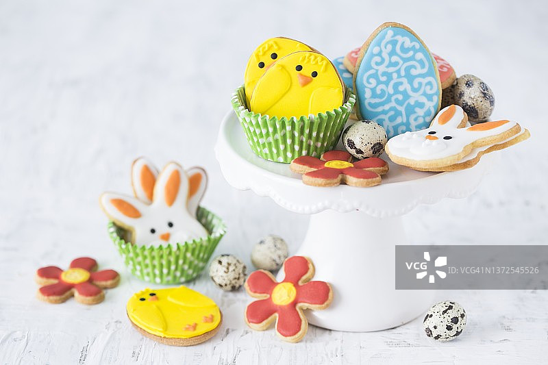 放在蛋糕架上的彩色复活节饼干和鹌鹑蛋图片素材