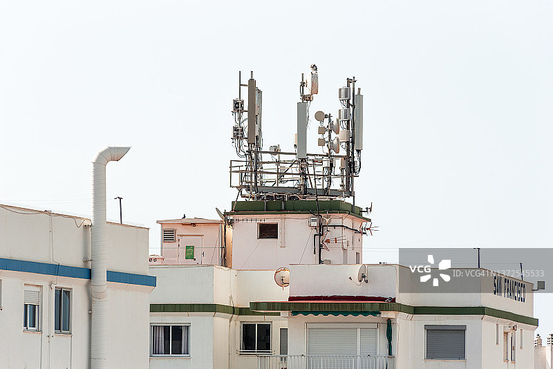 住宅楼顶部的5G天线图片素材