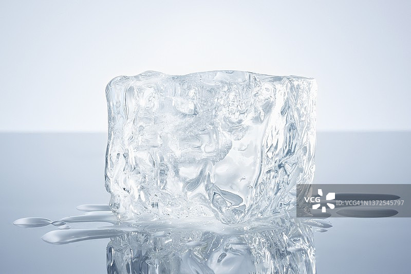 反光面上的冰块图片素材