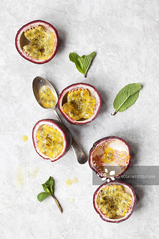 百香果半块和薄荷叶图片素材