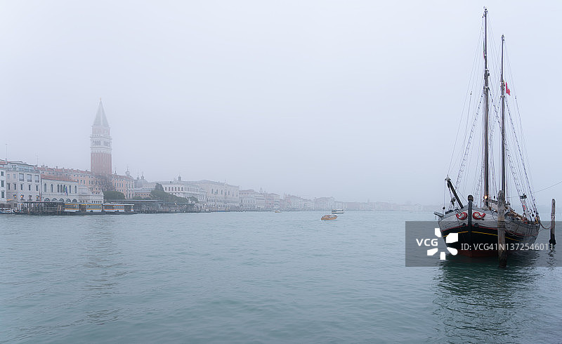 雾中的威尼斯图片素材