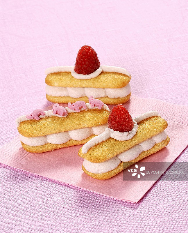 覆盆子慕斯手指海绵蛋糕三明治图片素材