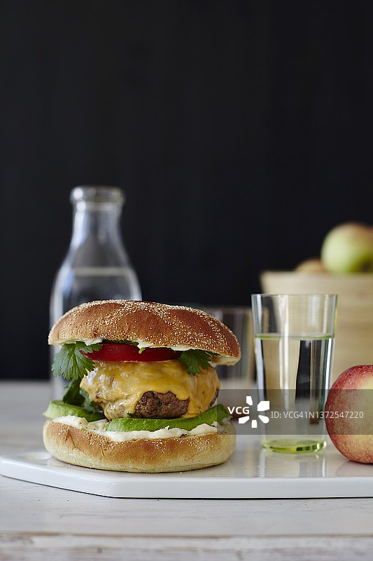 经典牛油果芝士奇波雷蛋黄酱汉堡图片素材