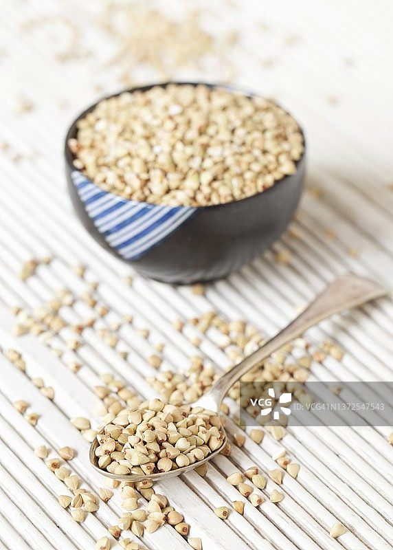 小碗和勺子里的荞麦图片素材