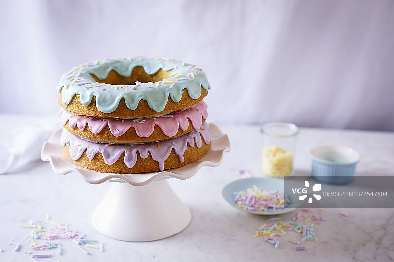 三种彩色糖霜的甜甜圈蛋糕图片素材
