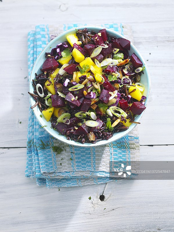 甜菜根和葱黑米沙拉图片素材