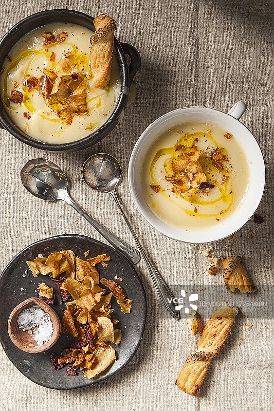 蔬菜脆片欧洲防风草奶油汤（顶视图）图片素材