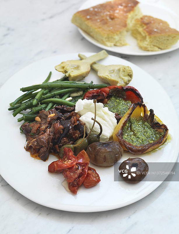 开胃菜拼盘，含蔬菜和马苏里拉奶酪图片素材