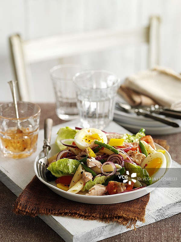 金枪鱼鸡蛋尼斯沙拉图片素材