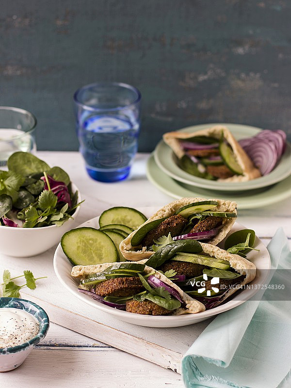 皮塔饼夹炸豆丸子、黄瓜、红洋葱、菠菜和香菜图片素材