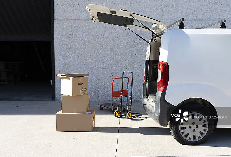 打开车门，地面有纸箱的货车图片素材