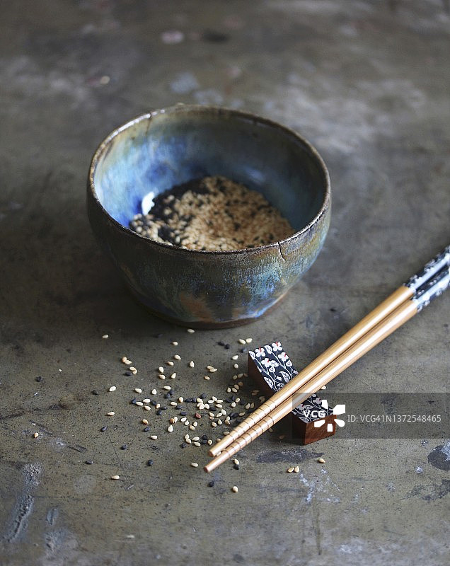 亚洲碗里的烤芝麻图片素材