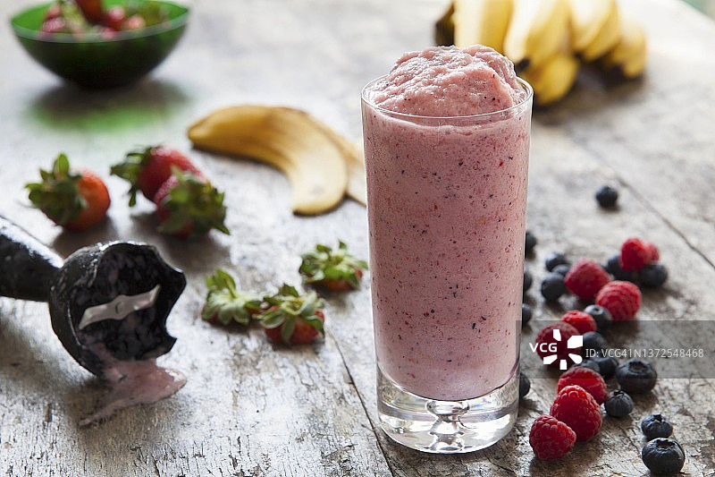 香蕉草莓覆盆子蓝莓什锦水果冰沙图片素材