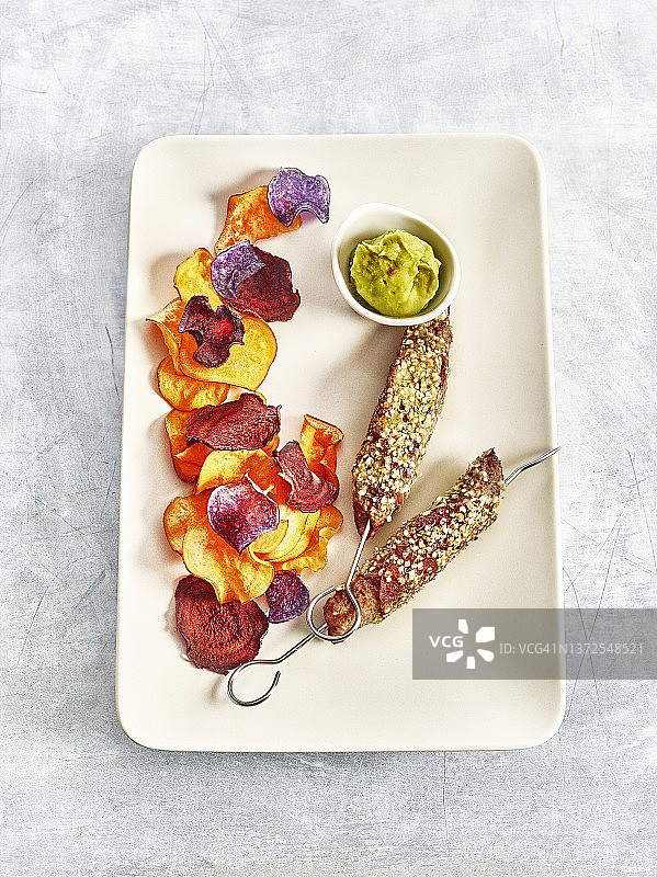 牛肉配藜麦和彩色蔬菜脆片图片素材