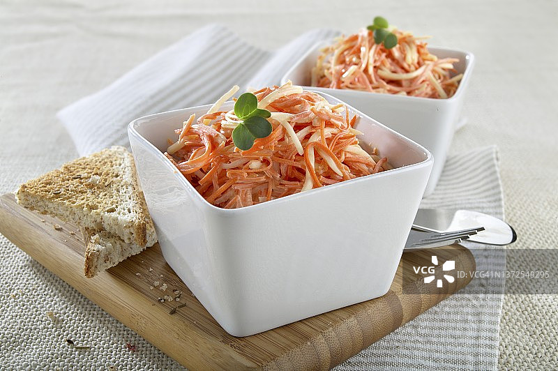 生胡萝卜和块根芹沙拉配吐司图片素材