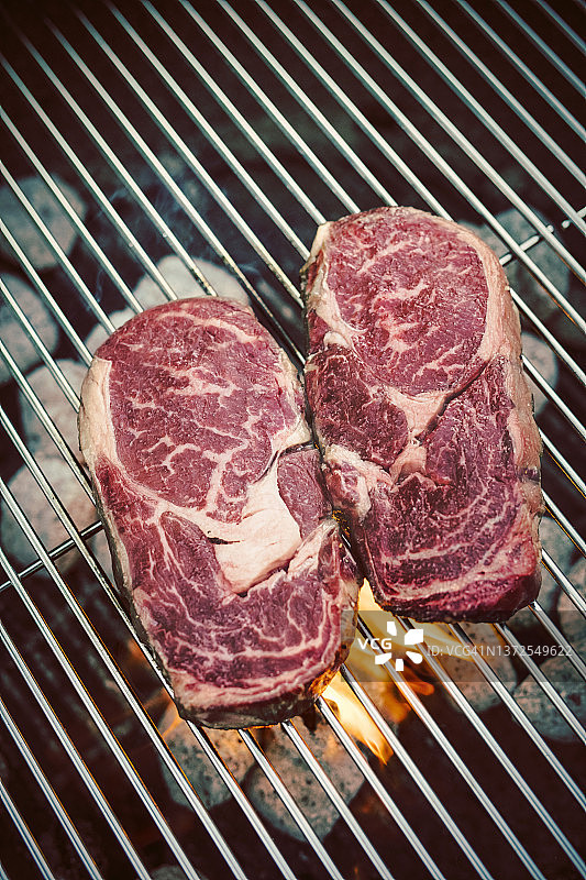烤架上的生眼肉牛排图片素材