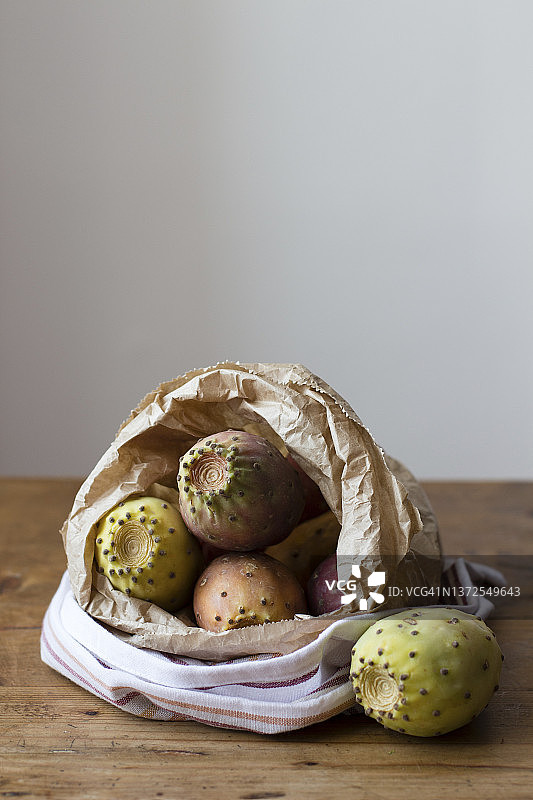 纸袋里的仙人掌果图片素材