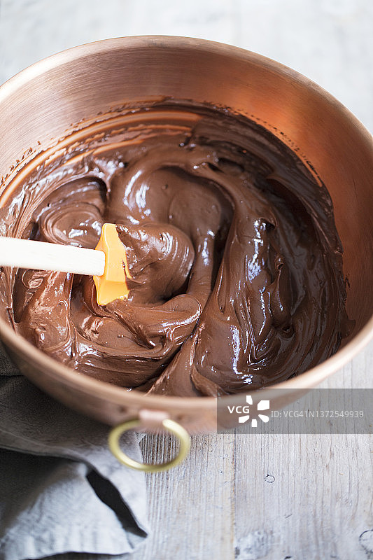 铜制搅拌碗里的巧克力奶油图片素材