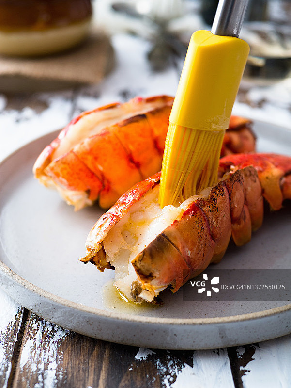 烤龙虾尾上融化的黄油图片素材