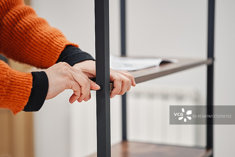 年轻女人组装书架图片素材