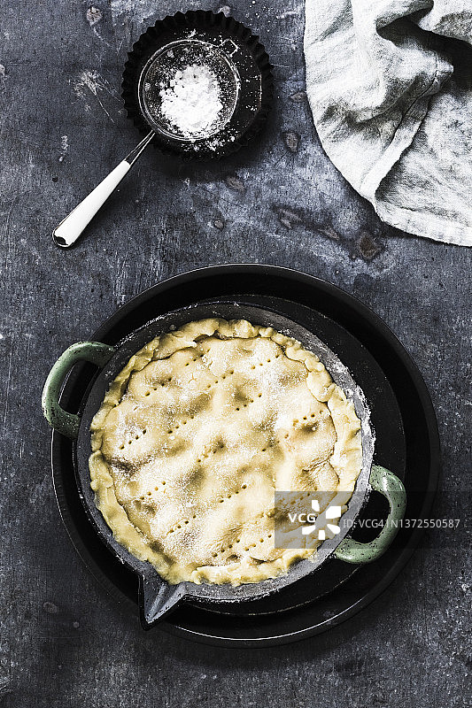 撒有糖粉的焦糖苹果塔图片素材