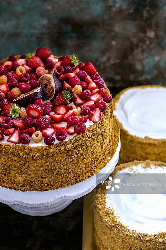 夏季浆果蛋糕配无花果图片素材