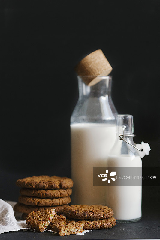 燕麦饼干和牛奶图片素材