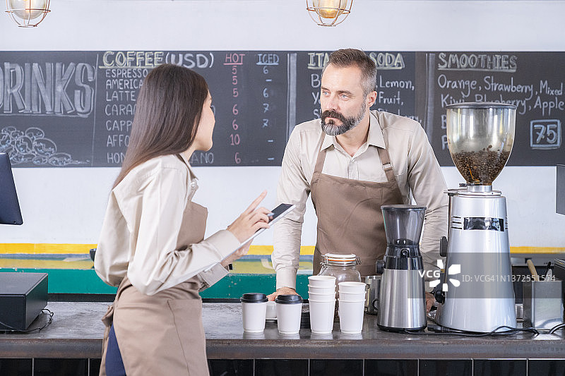咖啡店小企业主与弩炮合作图片素材