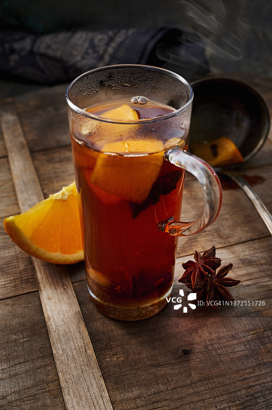 加橙片和八角茴香的香料苹果酒图片素材