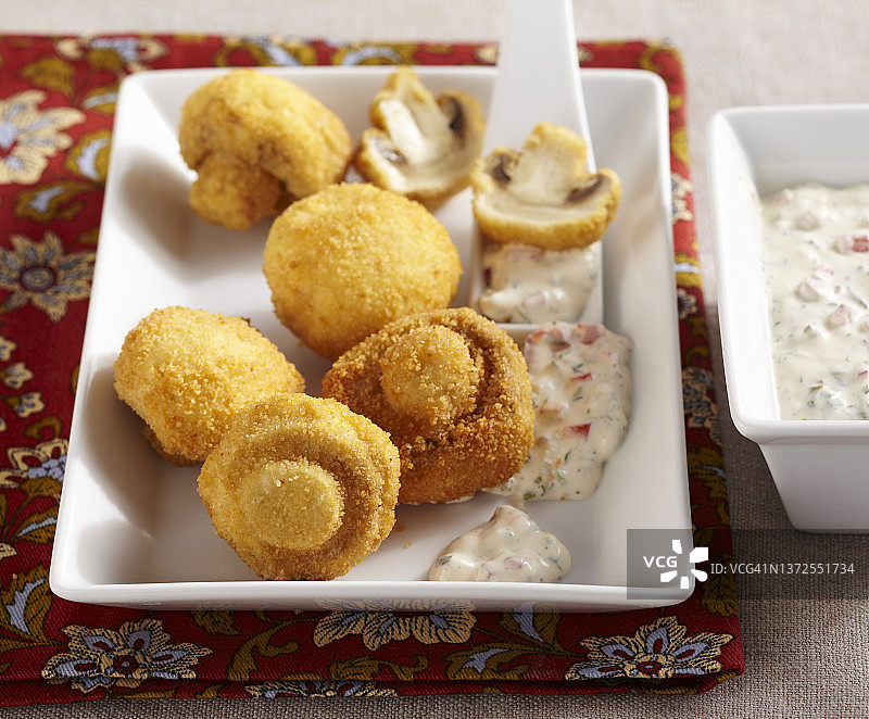 炸蘑菇配蛋黄酱酸奶蔬菜蘸酱图片素材