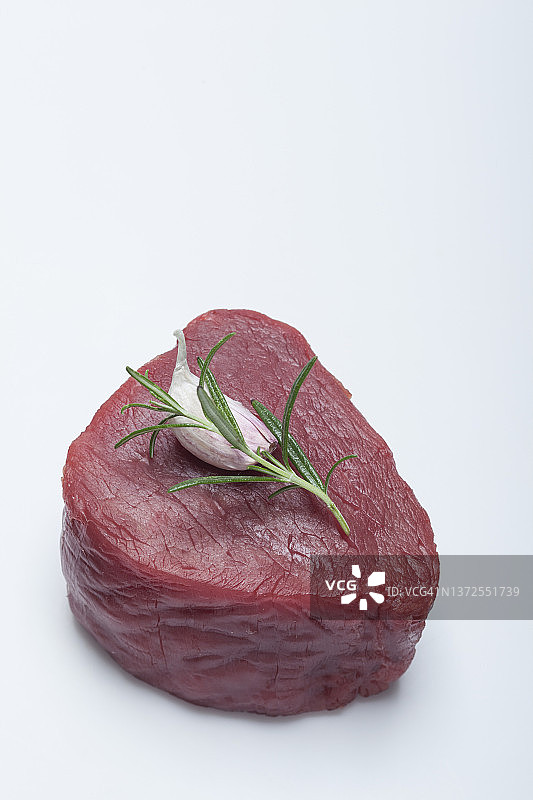生牛肉片配大蒜和迷迭香图片素材