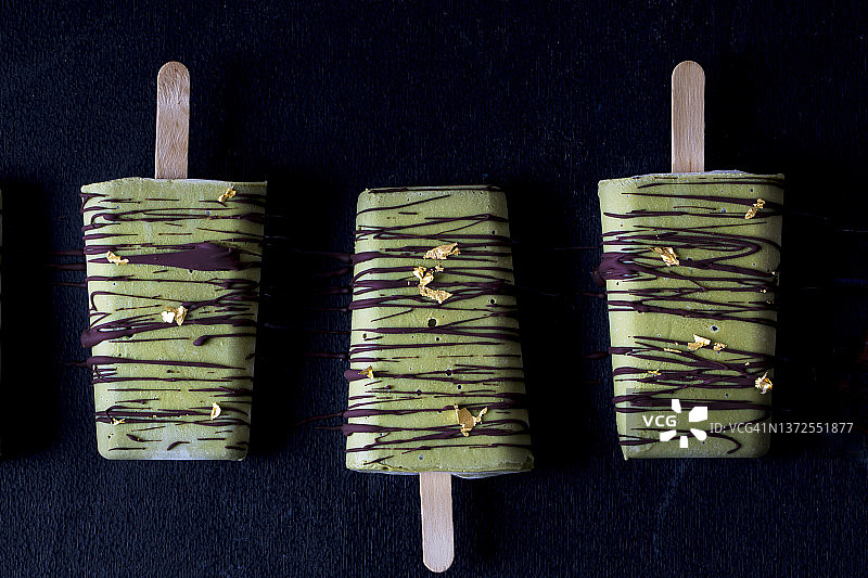 牛油果椰子冰淇淋配巧克力金箔图片素材