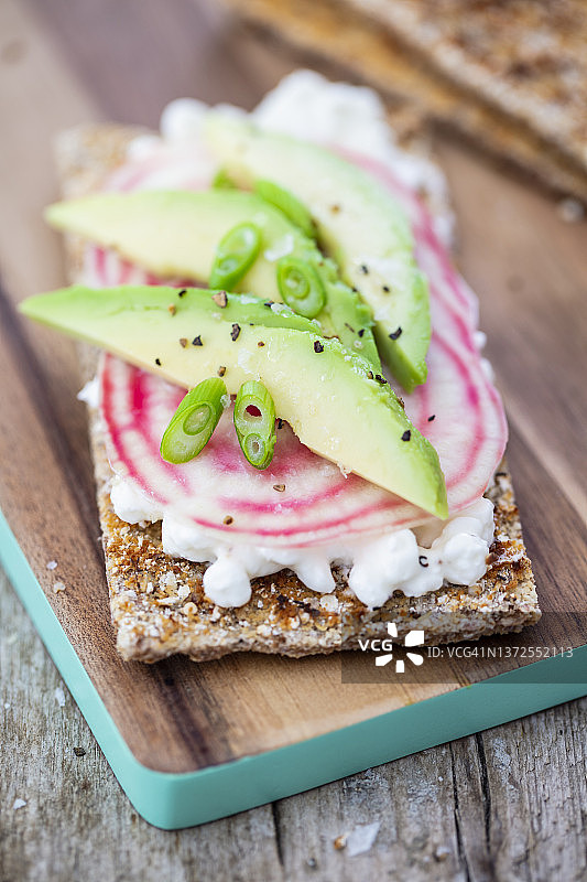 烤脆面包配农家奶酪、条纹甜菜根和鳄梨图片素材