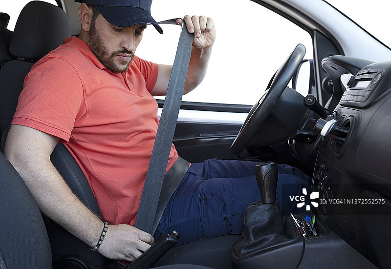 配送员在车内系安全带特写图片素材