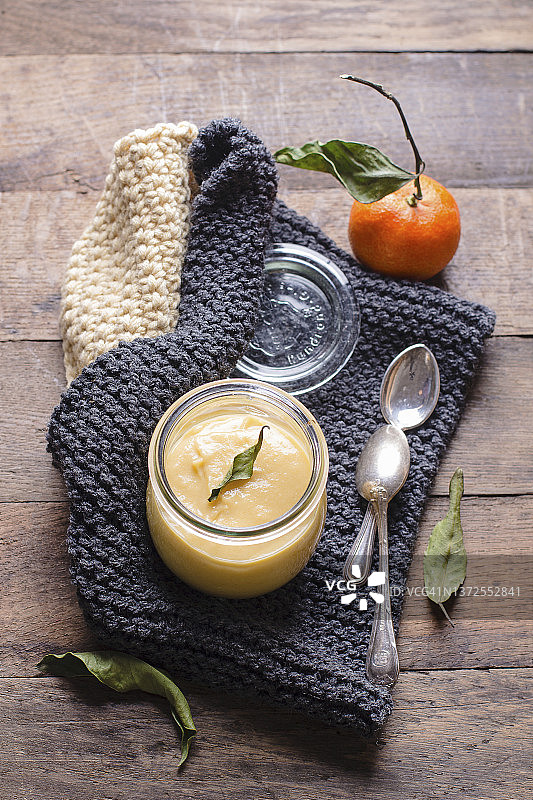 玻璃杯中的普通话凝乳图片素材