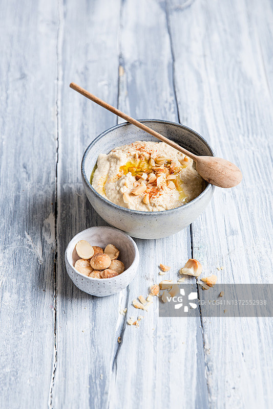 鹰嘴豆泥与勺子图片素材