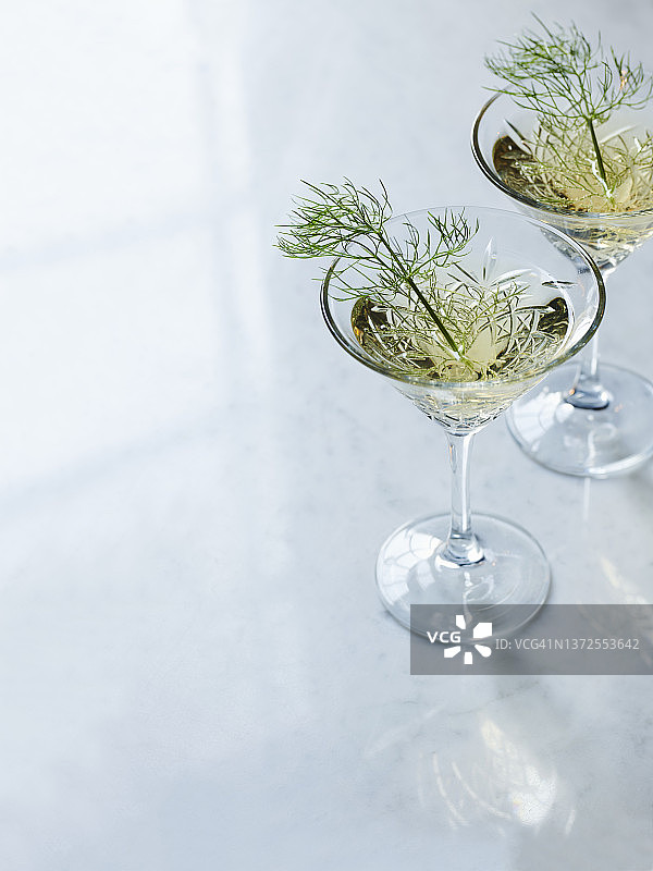 高脚杯中的茴香酒图片素材