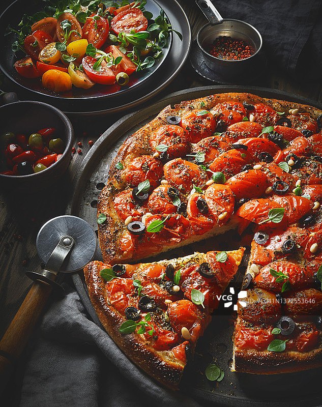 配有橄榄和松子的番茄披萨图片素材