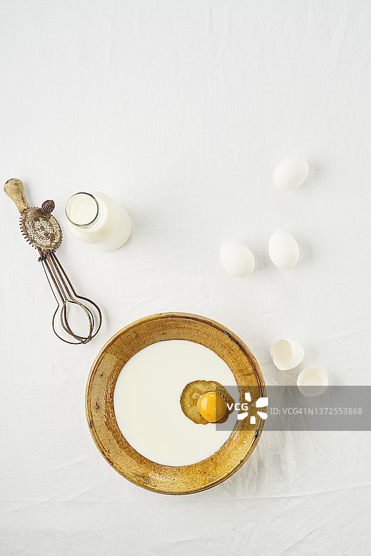 打在牛奶碗里的鸡蛋图片素材